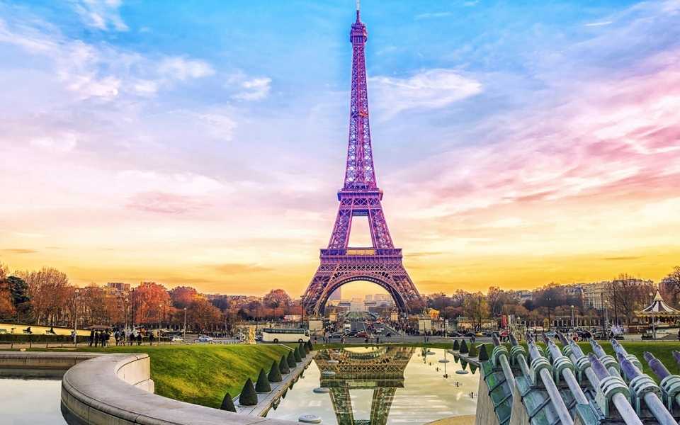 Trocadero Gardens and the Eiffel Tower at a beautiful sunset. Concept of French translation services and French translators.