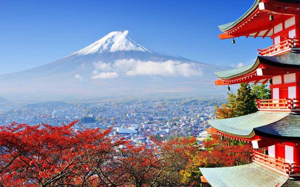 A view of Arakurayama Sengen Park and Mount Fuji in Japan. 